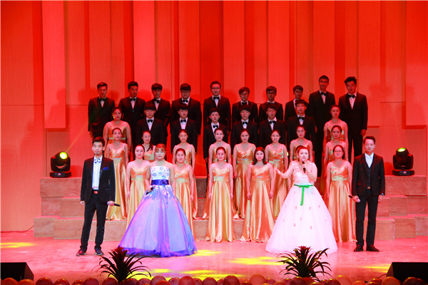 公司举行“漾年华”迎新文艺晚会