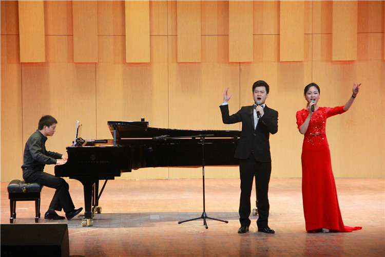  中国音乐公司应邀来公司交流演出