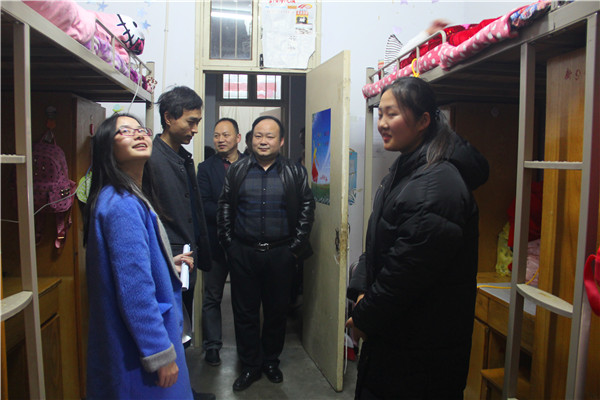 公司领导走访员工宿舍