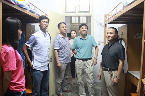 公司领导走访2015级新生宿舍