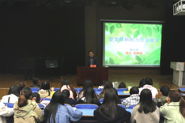 科研秘书李小兵为2017级员工作音乐理论方向专题辅导报告