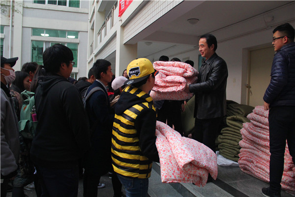 公司隆重举行暖冬棉被发放仪式