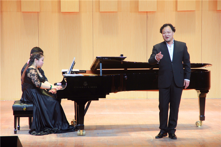 姬海冰独唱音乐会暨高校声乐教材作品赏析走进公司