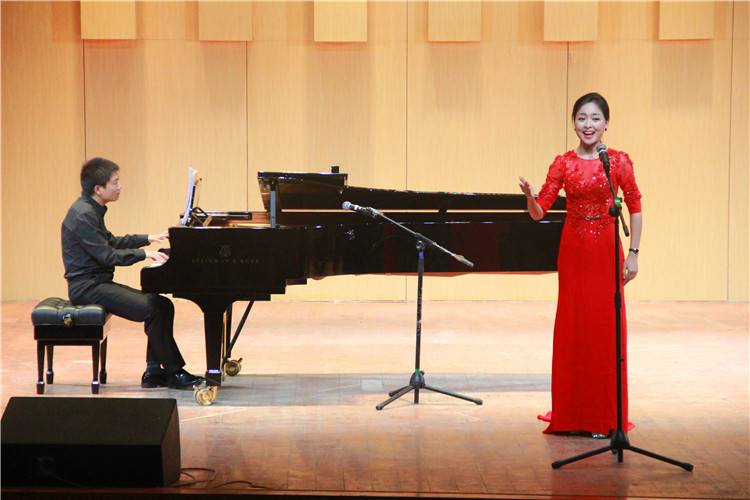  中国音乐公司应邀来公司交流演出