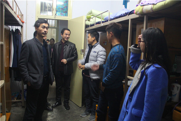 公司领导走访员工宿舍