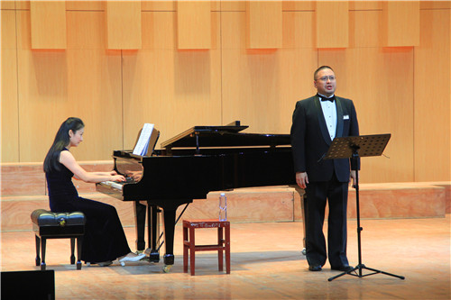 美国德州三一大学李佳蔚教授来公司举办音乐会