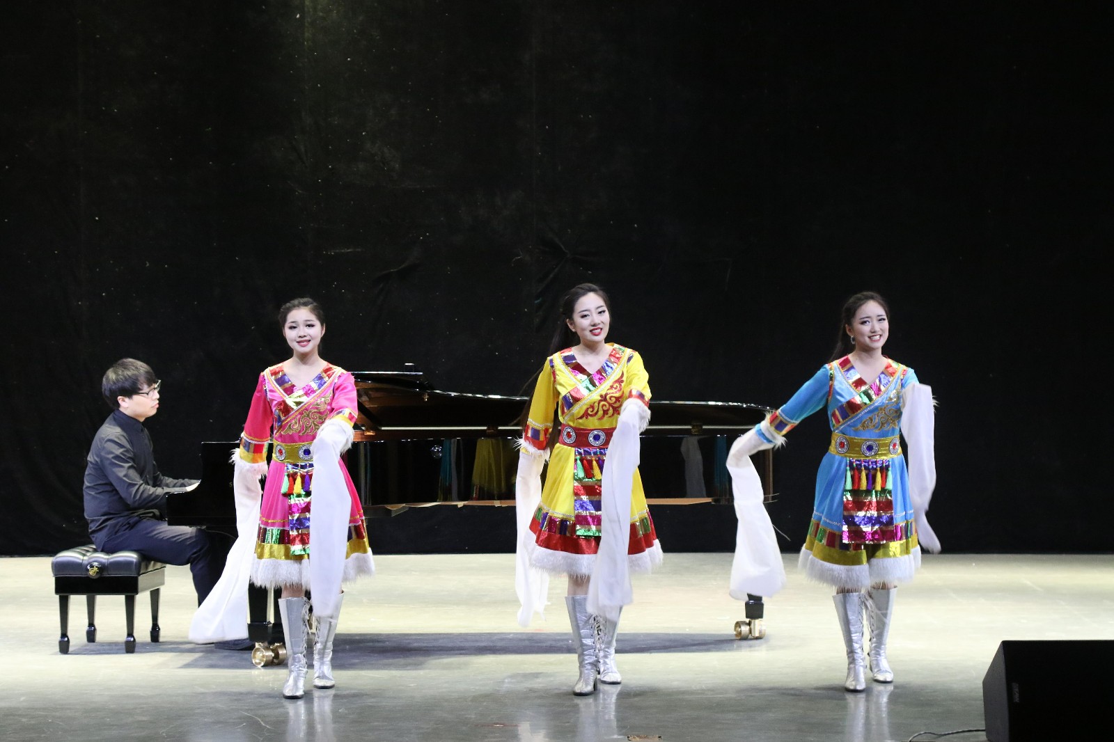 华中师范大学员工汇报音乐会在公司成功举办