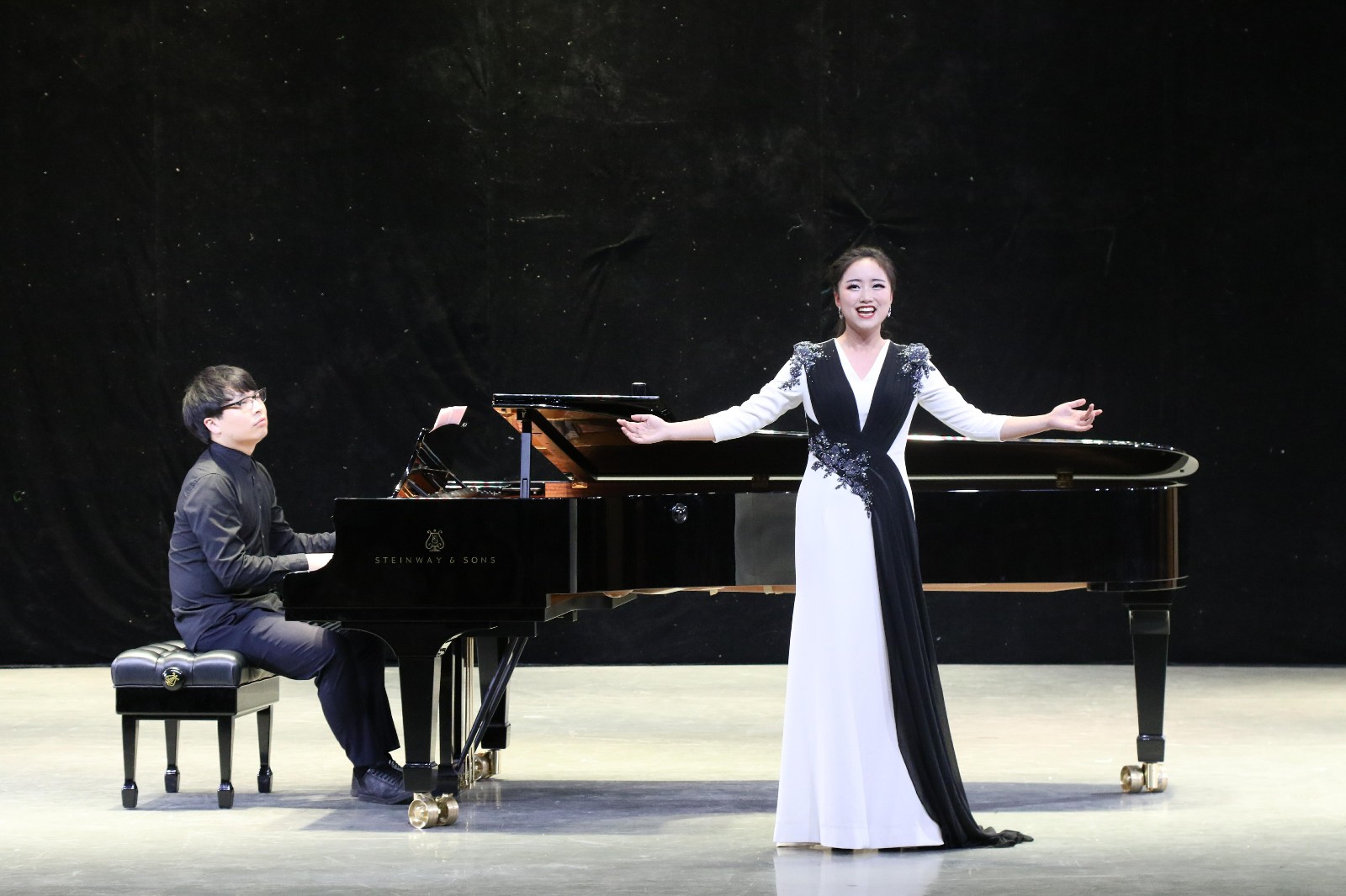 华中师范大学员工汇报音乐会在公司成功举办