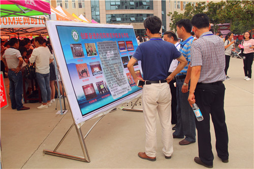 公司领导现场视察新生入学工作